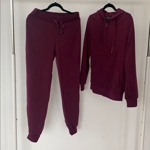 A matching sweatpants.